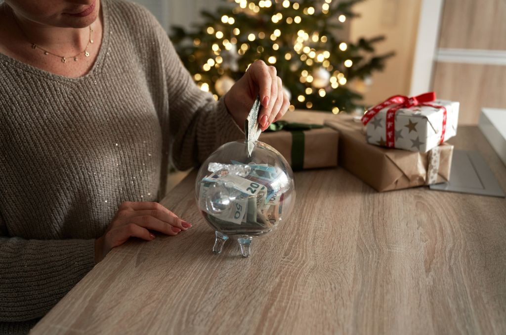 Christmas Savings Plan: 24 Best Ways To Save Big In 2025